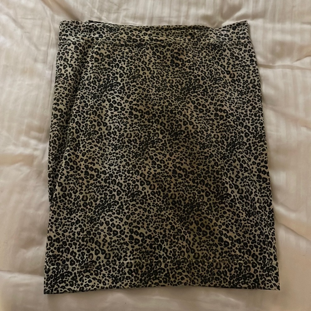 Hard tail leopard cotton stretch skirt. 23 inches from waist to bottom.